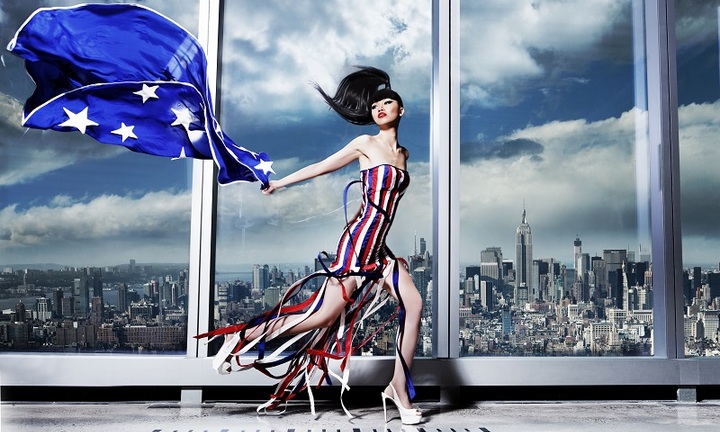 Jessica Minh Anh trình diễn thời trang trên dòng sông Hudson New York